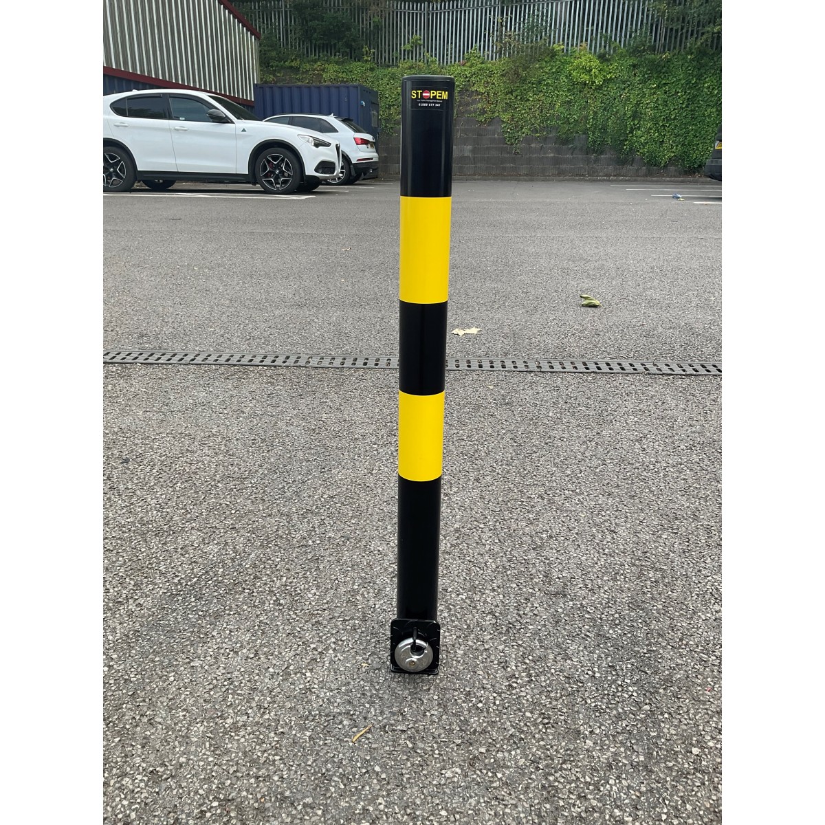 Easy lifting removable security post with ground socket