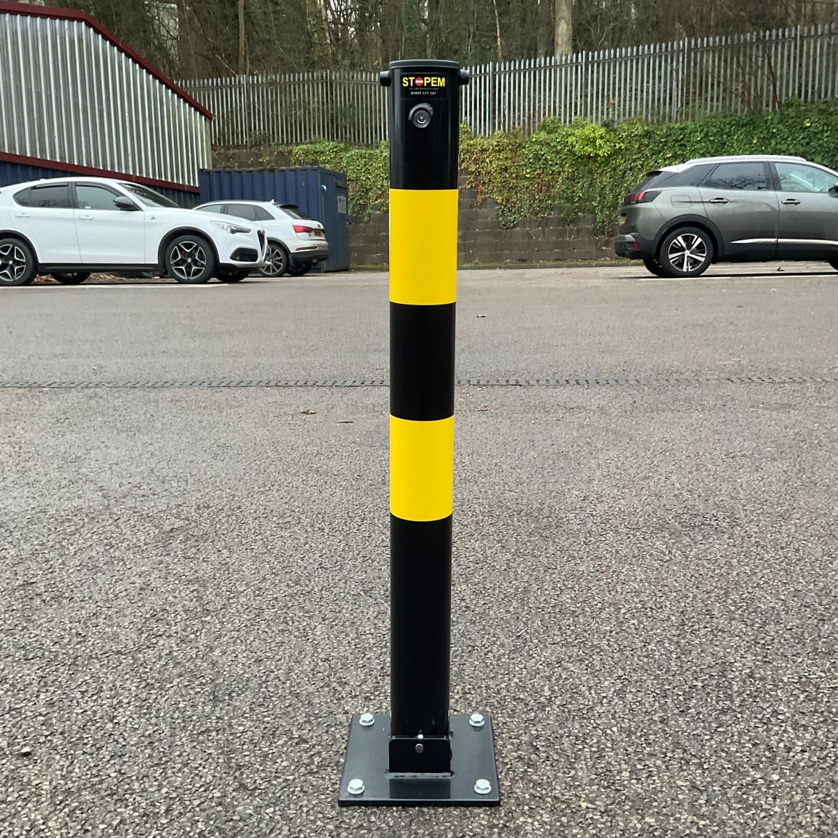 Heavy-duty lockable folding security bollard for shopfronts and driveways